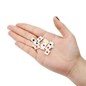 Hand met hart en schoppen poker hangers van wit geëmailleerde legering met gouden rand