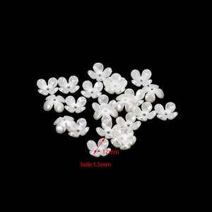 Dettaglio copriperla fiore bianco 12mm con foro da 1.5mm per creazione gioielli fai-da-te