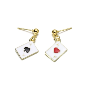 Gouden speelkaart oorbellen met schoppen aas en harten aas van wit emaille hanger