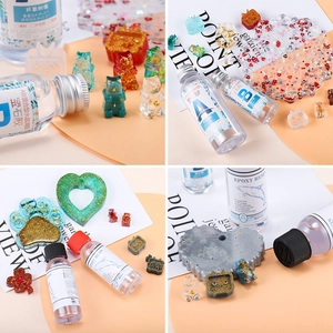 Gedetailleerde close-up van 3:1 epoxyhars AB-lijm met verschillende DIY glitter knutselwerkjes