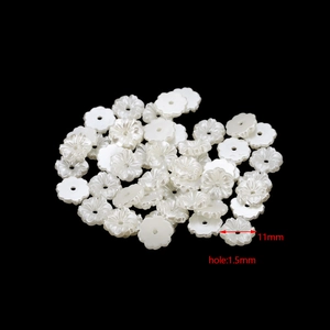 Dettaglio macro di petali di fiori in perla ABS bianca da 11mm con foro da 1,5mm per fai da te