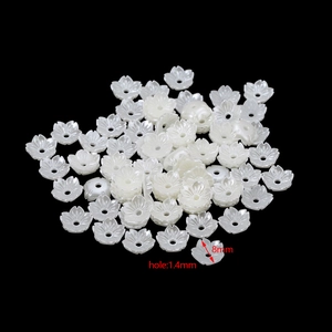 Dettaglio di perline a rosa in ABS bianco perla 8mm con foro 1.4mm per gioielli fai da te