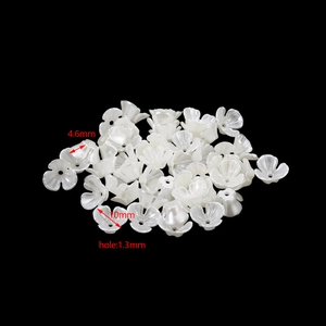 Dettaglio della perla a fiore bianco da 10mm per gioielli fai da te e accessori capelli