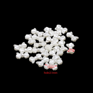 Macro di perline a fiocco in resina bianco perla 15x9mm con foro da 2,1mm per gioielli