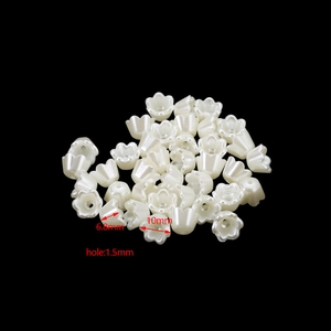 Dettaglio delle perle a petalo di giglio bianco con dimensioni 10mm di larghezza e 6,8mm