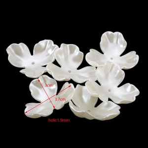 Dettaglio macro di perle a fiore bianco perlato da 3cm con foro 1,9mm per gioielli