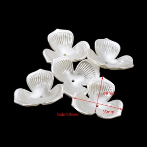 Dettaglio di perle a fiore 34x35mm con foro 1,9mm per gioielli fai-da-te e accessori capelli