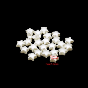 Dettaglio di perle finte a stella da 11mm con foro da 1,8mm per creazione di gioielli