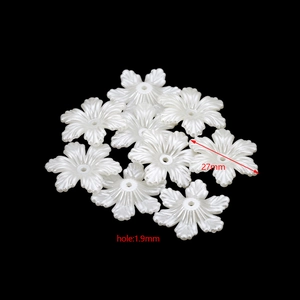 Dettaglio perla a fiore bianco da 27mm con foro da 1,9mm per creazione gioielli DIY