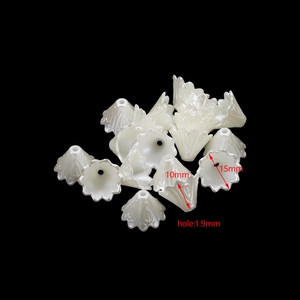 Dettaglio di copriperla a fiore in ABS crema 15mm con foro 1,9mm per creazioni DIY