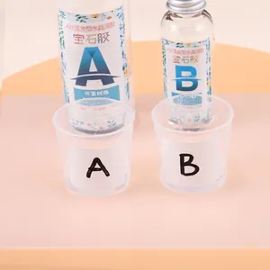 Gedetailleerde set heldere 3:1 epoxyhars AB-lijm met mengbekers voor DIY-sieraden maken