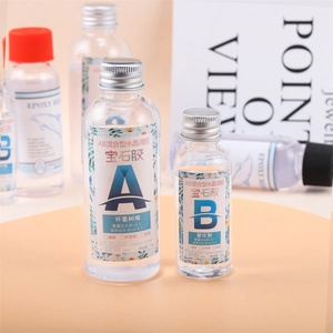 Detail van 3:1 kristalheldere epoxyhars set in flessen met zilveren schroefdoppen