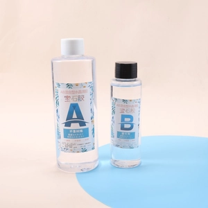 Macro-opname van kristalheldere 3:1 epoxyhars AB-lijm voor DIY-sieraden maken