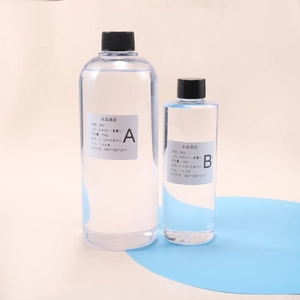 Detail van 750g en 250g epoxyhars flessen met etiketten voor 3:1 mengverhouding