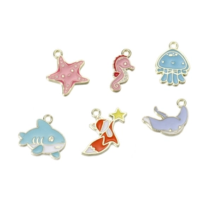 Set di ciondoli in smalto con stelle marine, cavallucci marini, meduse e squali