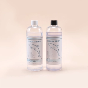 Detailweergave van heldere 1:1 epoxyharsflessen met professionele etiketspecificaties