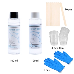 Gedetailleerde set met heldere epoxyhars, mengstokjes, maatbekers en blauwe handschoenen