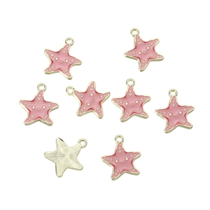 Dettaglio dei ciondoli a stella marina in smalto rosa con trama in metallo dorato e sorriso