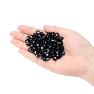 Runde schwarze Acryl-Alphabetperlen mit weißen Großbuchstaben für DIY-Schmuckherstellung