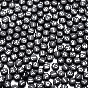 Nahaufnahme der schwarzen runden Acryl-Buchstabenperlen für DIY Schmuckherstellung