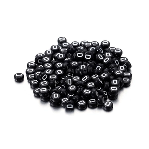 Makroaufnahme von runden schwarzen Acrylperlen mit weißem Buchstaben D für DIY-Schmuck