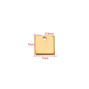 Detalle de un colgante cuadrado dorado de 7mm con dimensiones y agujero de 0,9mm