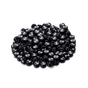 Makroaufnahme von runden schwarzen Acrylperlen mit weißem Buchstaben Z für DIY Schmuck