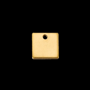 Detalle de colgante cuadrado de acero inoxidable oro mate con superficie de metal pulido