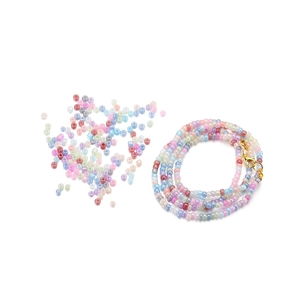 Vista macro de cuentas de vidrio macaron 3mm y collar multicapa con cierre de langosta dorado
