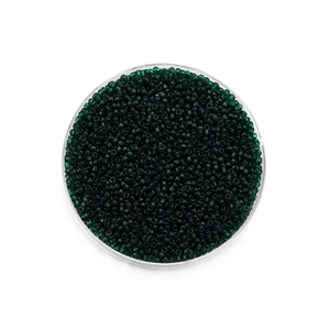 Vue de dessus de perles de rocaille en verre vert foncé de 2mm en boîte ronde