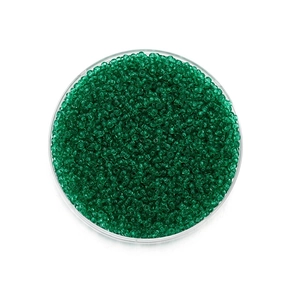 Gros plan de perles de rocaille en verre vert émeraude de 2 mm pour la création de bijoux