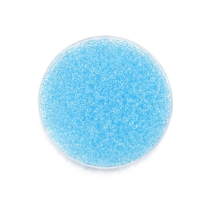Vue macro de perles de rocaille bleu clair de 2mm pour la création de bijoux DIY