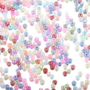 Vista macro de cuentas de vidrio macaron de 3mm para creación de joyas y manualidades DIY