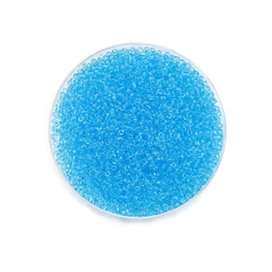 Vue macro de perles de rocaille en verre bleu clair de 2mm pour création de bijoux