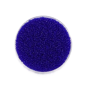 Vue de dessus des perles de rocaille en verre bleu foncé 2mm dans une boîte de rangement