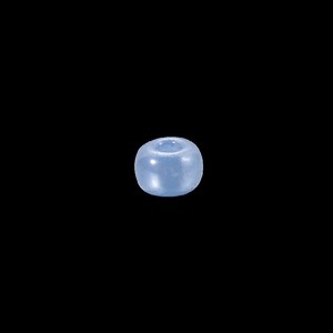 Primer plano de una cuenta de vidrio azul claro translúcido de 3mm para joyería de DIY