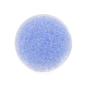 Détail macro de perles de rocaille en verre bleu clair translucide de 2 mm en plateau