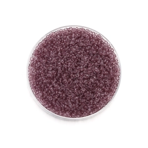 Vue de dessus de perles de rocaille de 2 mm violet clair en verre transparent