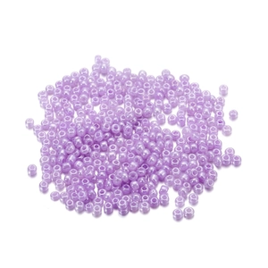 Primer plano de cuentas de vidrio lavanda de 3mm con acabado perlado para bisutería casera
