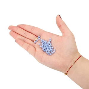 Gros plan de perles de rocaille en verre lilas 4mm pour la création de bijoux DIY