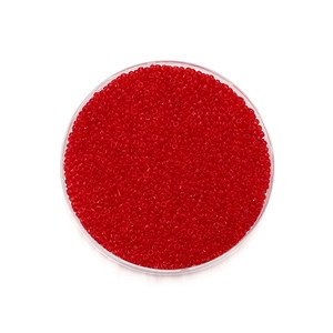 Vue de dessus de perles de rocaille rouges de 2 mm pour bijoux dans un plateau rond