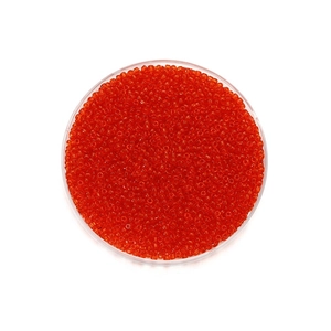 Vue macro de perles de rocaille rouges transparentes 2mm pour bijoux artisanaux