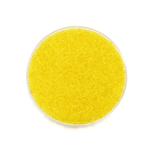 Gros plan de perles de rocaille en verre jaune transparent 2mm pour bijoux DIY