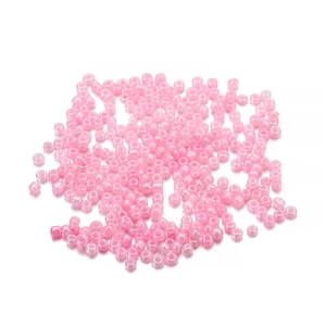 Primer plano de cuentas de vidrio rosa macarrón de 3mm con acabado perlado para joyas DIY