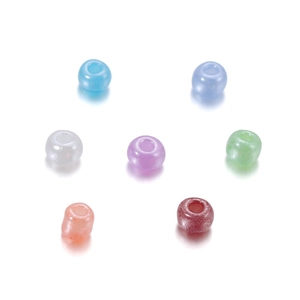 Gros plan de perles de rocaille 4mm en verre macaron pour la création de bijoux DIY