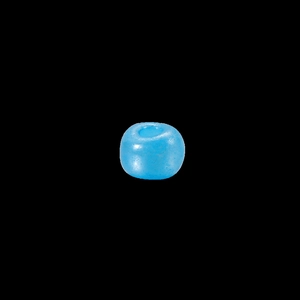 Détail macro d'une perle de verre bleue de 4mm pour la création de bijoux DIY et colliers
