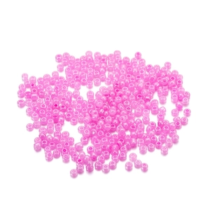 Detalle de cuentas de vidrio rosa macaron de 3mm para creación de joyas DIY