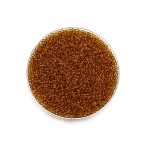 Vue de dessus de perles de rocaille ambre en verre pour bijoux DIY en boîte cylindrique