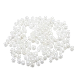 Gros plan détaillé de perles de rocaille blanc nacré de 4mm pour la création de bijoux