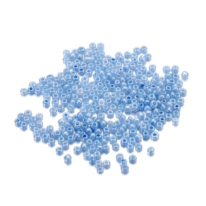 Primer plano de cuentas de vidrio de 3mm azul claro con acabado perlado para bisutería DIY